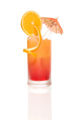 tequila sunrise party cocktail mit Dekoration Schirmchen