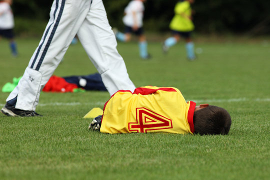 jeune footballeur bless&eacute;