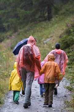 Wanderer im Regen mit Regenponcho