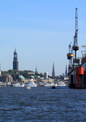 Hamburg mit Hafen, Elbe, Michel und Dock