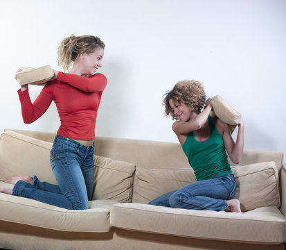 jeunes femmes bataille de coussin