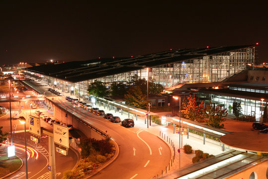 Terminal Flughafen Stuttgart bei Nacht