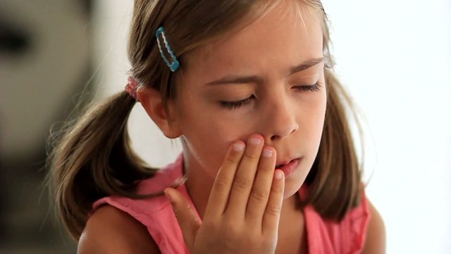 fillette fatigu&eacute;e