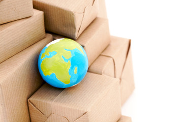 Paquets emballés et globe terrestre