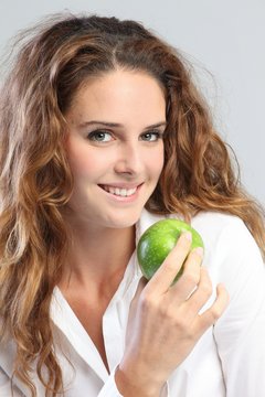 jeune femme et pomme