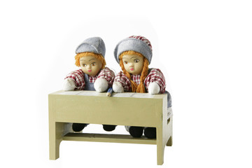 Petits personnages assis à un bureau sur fond blanc