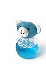 Schampooing pour bébé avec une tête d'ourson sur fond blanc