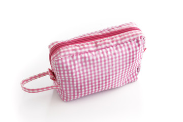 Trousse de toilette rose à carreaux sur fond blanc