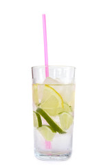 Cocktail mit Limette und Zitrone