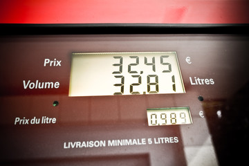 essence gasoil prix carburant pétrol voiture rouler pompe