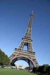 Tour Eiffel penchée à droite, Paris