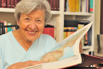 Seniorin in Bibliothek IV