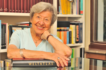 Seniorin in Bibliothek VIII