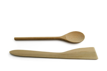 Cuillère et spatule en bois sur fond blanc