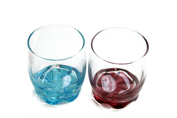 Deux verre sur fond blanc