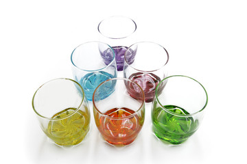 Verres orange, bleu, marron, violet, jaune et vert