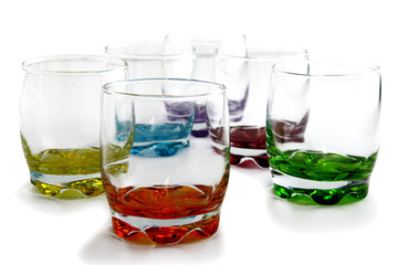 Verres orange, bleu, marron, violet, jaune et vert