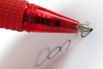 Bolígrafo escribiendo 'Don't' © Javi Aguilar