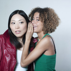 femmes chuchotage