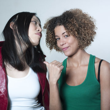 femmes moquerie