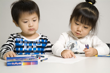 絵を描く子供たち