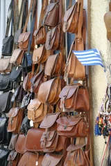 Fototapeten Taschen auf Flohmarkt in Athen © stedah