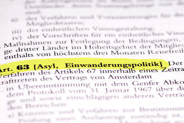 Obraz premium Gesetzestext Art. 63 Asyl, Einwanderungspolitik