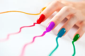 Foto op Plexiglas Jonge vrouw hand met veelkleurige nagels © chaossart