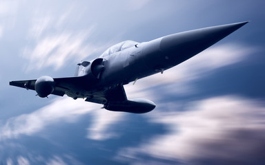 Fototapeta na wymiar Military niski samolot nad morzem