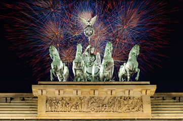 Fototapeta premium Feuerwerk am Brandenburger Tor, Berlin