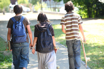 Jeunes garçons et fille se promenant côte à côte
