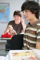 Portrait d'un jeune garçon souriant assis en salle de cours
