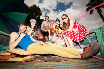 Obraz premium Groovy Group in the Back of Truck