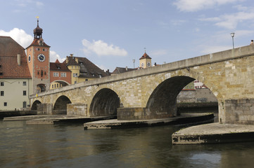 Fototapeta na wymiar Stare Miasto w Ratyzbonie kamienny most
