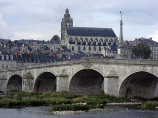 Fototapeta na wymiar Blois Loire most i kościół St Louis