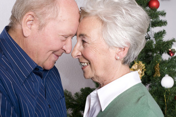 paar vor dem weihnachtsbaum