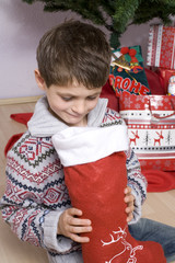 junge mit weihnachtsstrumpf
