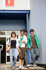 Fototapeta premium Adolescents descendant les marches avec documents
