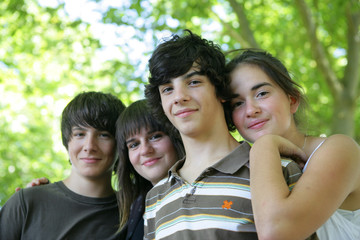 Portrait de jeunes garçons et de filles souriants