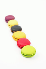 rangée de macarons sur fond blanc