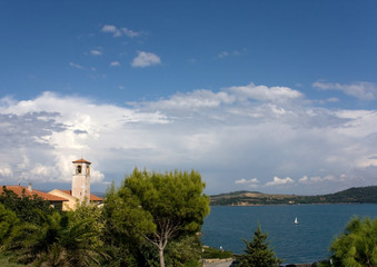 Fototapeta na wymiar Dzwonnica kościoła Santa Maria Assunta Di Mare Talamone