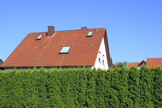 Wohnhaus hinter Hecken