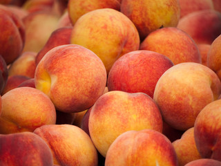Fototapeta na wymiar Fresh market peaches