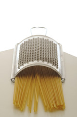 Grattugia con spaghetti