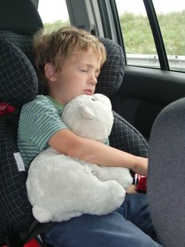 Schlafendes Kind mit seinem Kuscheltier
