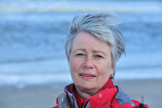 Seniorin am Strand IXL
