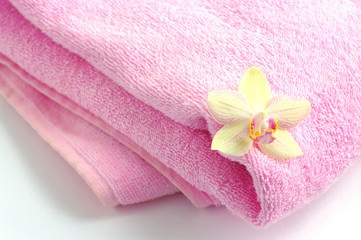 Obraz na płótnie Canvas flower of orchid on spa towel