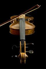 alte violine mit bogen, schwarzer hintergrund