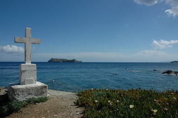 Croix sur le rivage de Tollare (Corse)