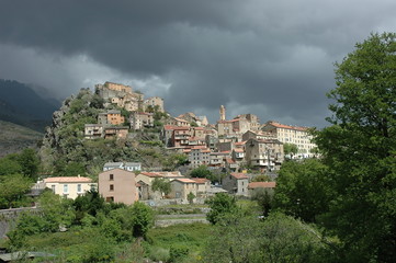 Fototapeta na wymiar Orage sur Corte (Korsyka)